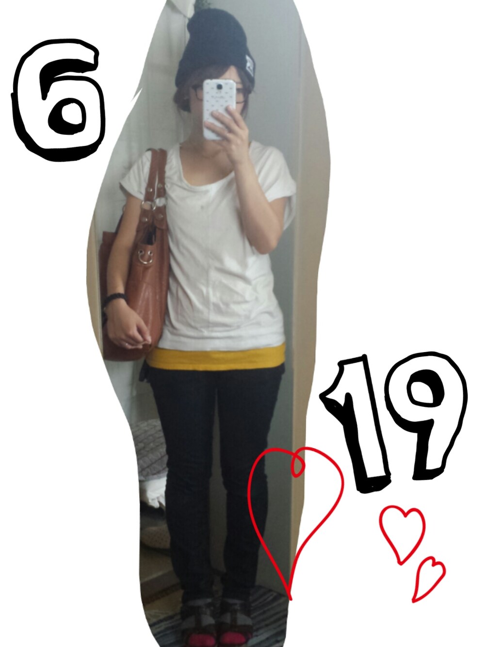 イエロー系のタンクトップ、ブラック系のアナログ腕時計、ブラック系のニットキャップ/ビーニーを着用したレディースの夏コーディネートの1枚目の写真