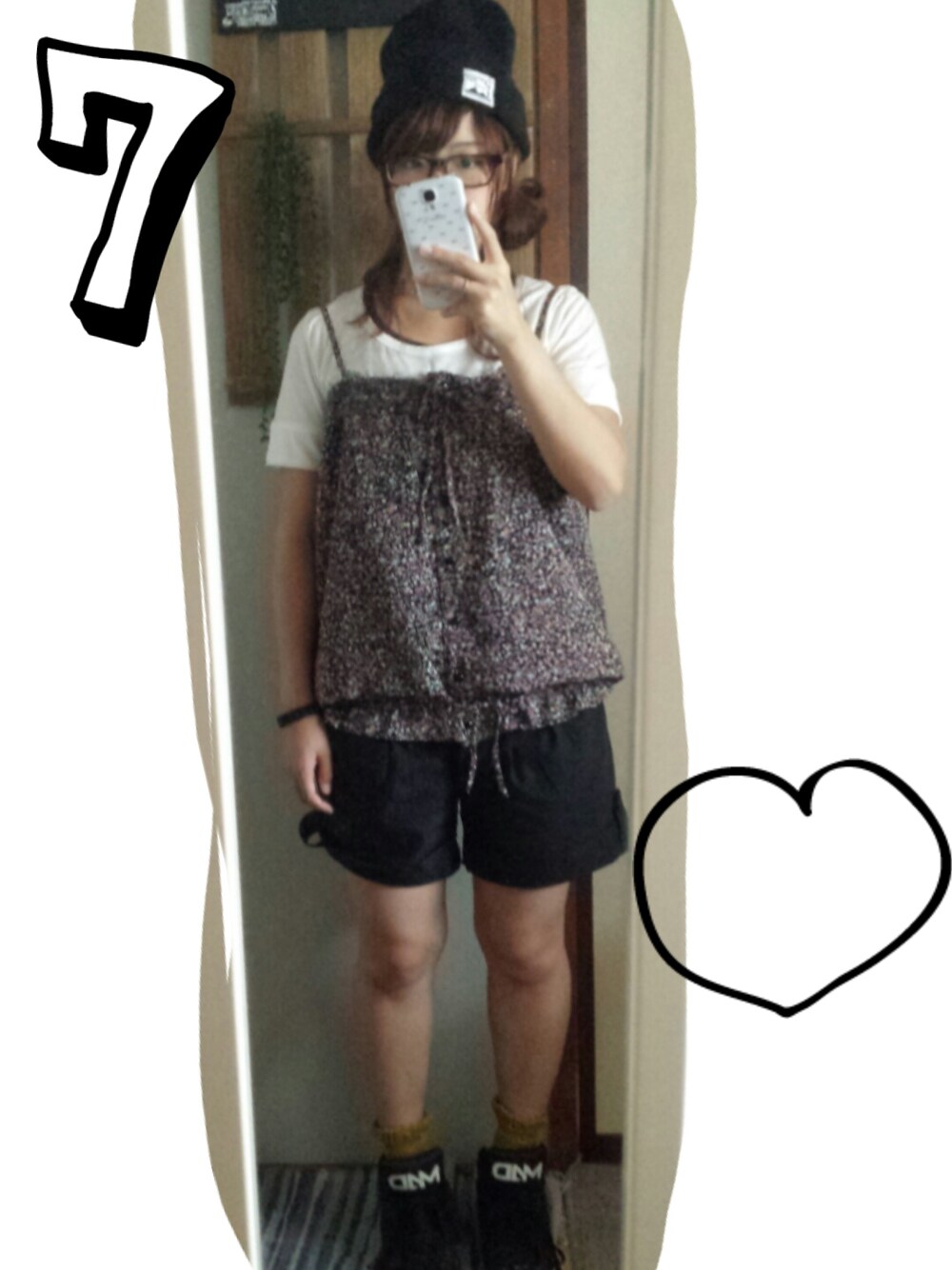 パープル系のキャミソール、ブラック系のスニーカーを着用したレディースの夏コーディネートの1枚目の写真