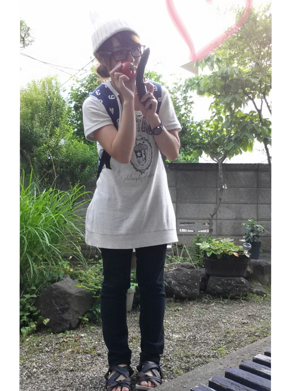 ブラック系のサンダル、ブラック系のその他パンツ、ホワイト系のニットキャップ/ビーニーを着用したレディースの夏コーディネートの1枚目の写真