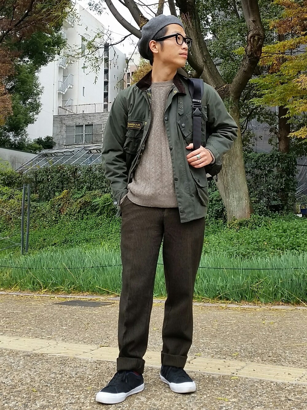 「バブアー、ニット、アフェクタ、afecta、バッグ、ショルダー、ショルダーバック、師走、コンバース、ベレー帽」｜「古着のアイテム（ニット/セーター、ブラウン系）」を使った、ktさん（メンズ・172cm）の冬コーディネートの1枚目の写真