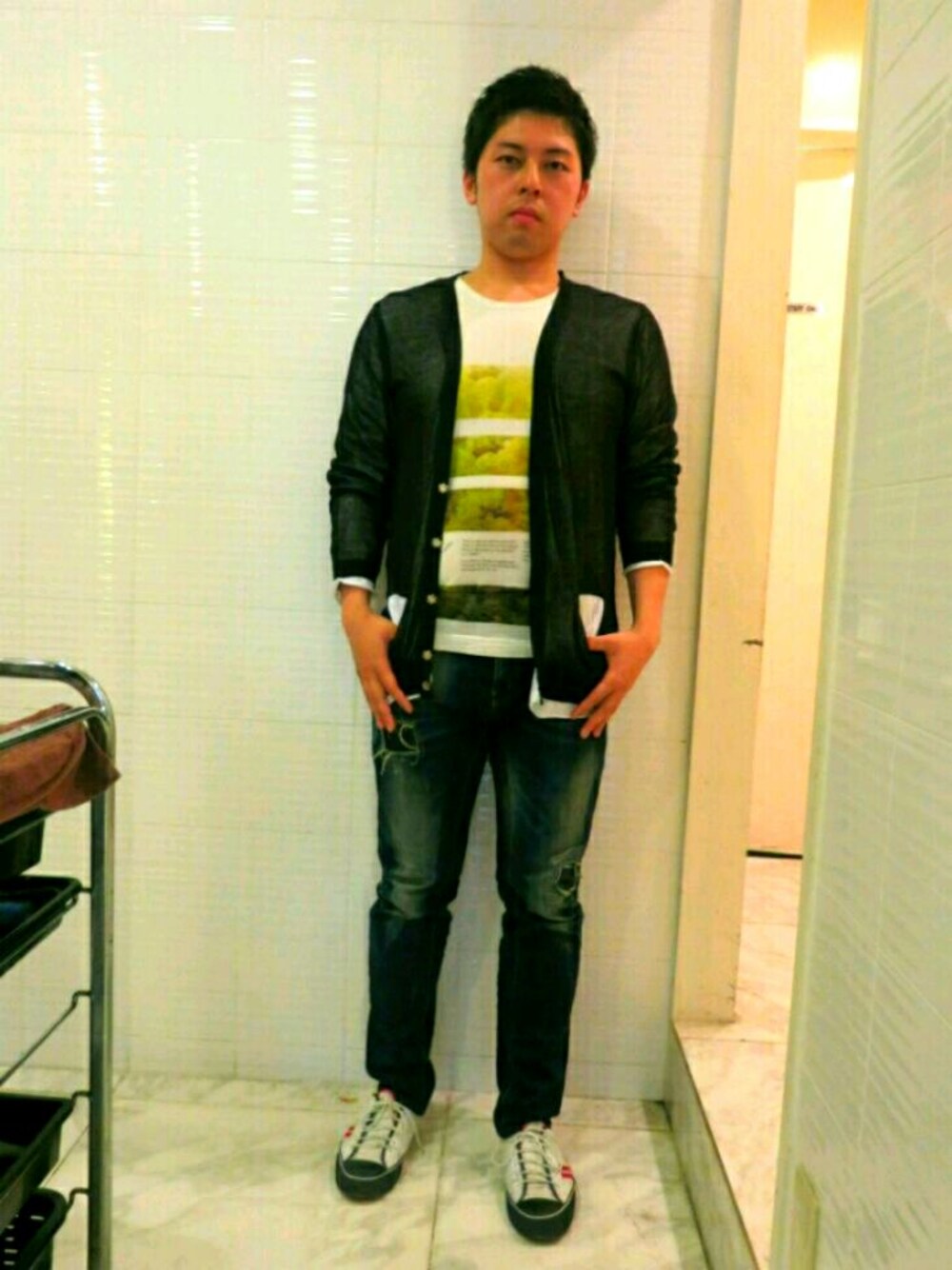 ホワイト系のTシャツ/カットソー、ホワイト系のスニーカー、ブラック系のカーディガン/ボレロを着用したメンズの春コーディネートの1枚目の写真