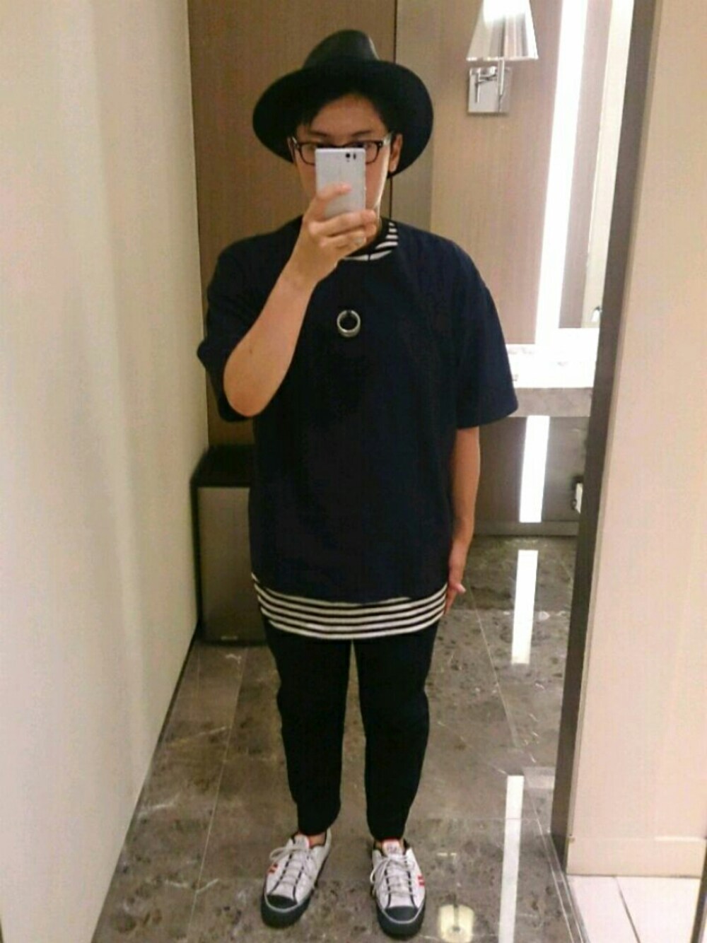 ホワイト系のタンクトップ、ブルー系のTシャツ/カットソー、ホワイト系のスニーカーを着用したメンズの夏コーディネートの1枚目の写真