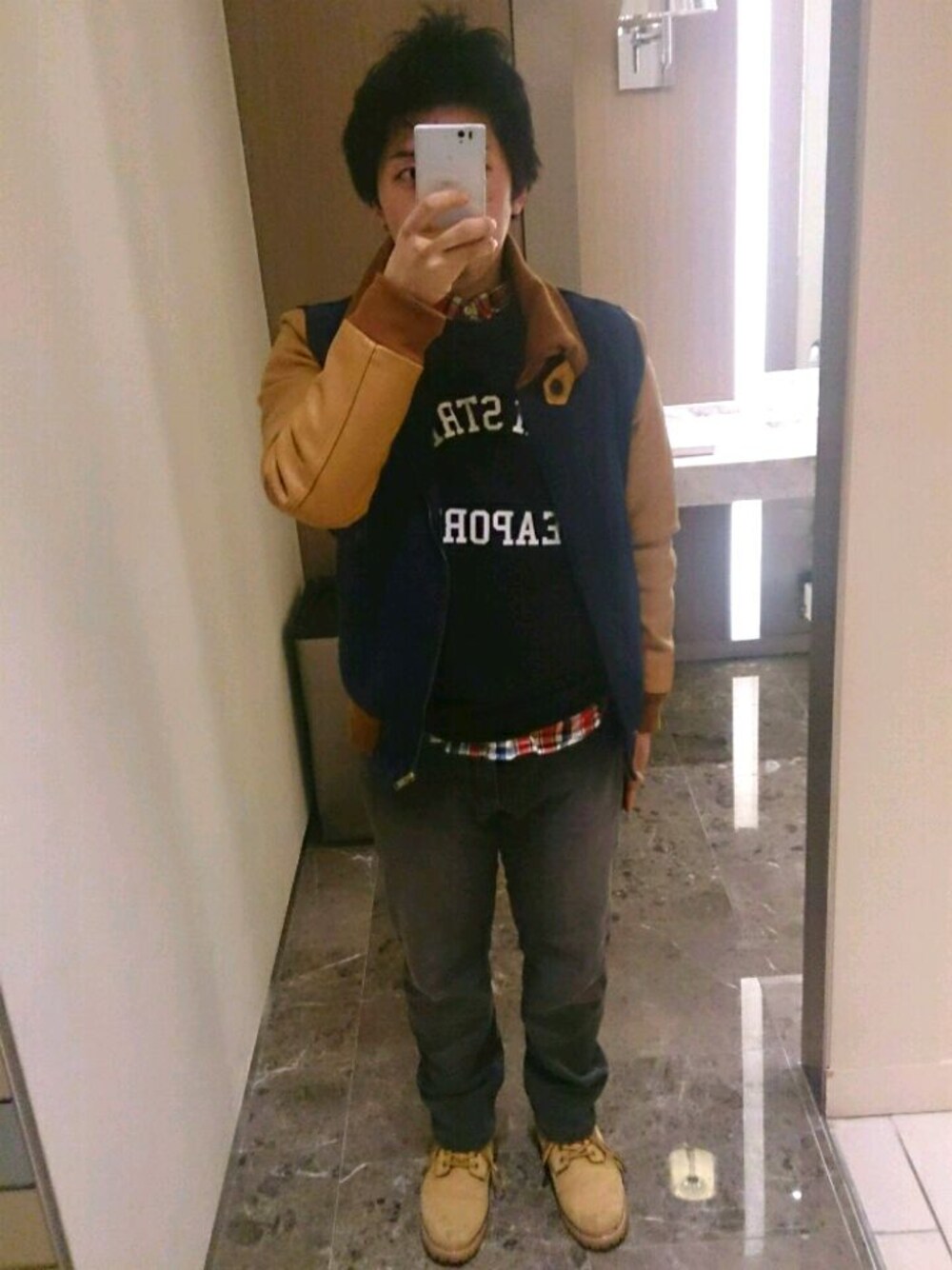 その他のブルゾン、イエロー系のブーツ、グレー系のパンツを着用したメンズの秋コーディネートの1枚目の写真