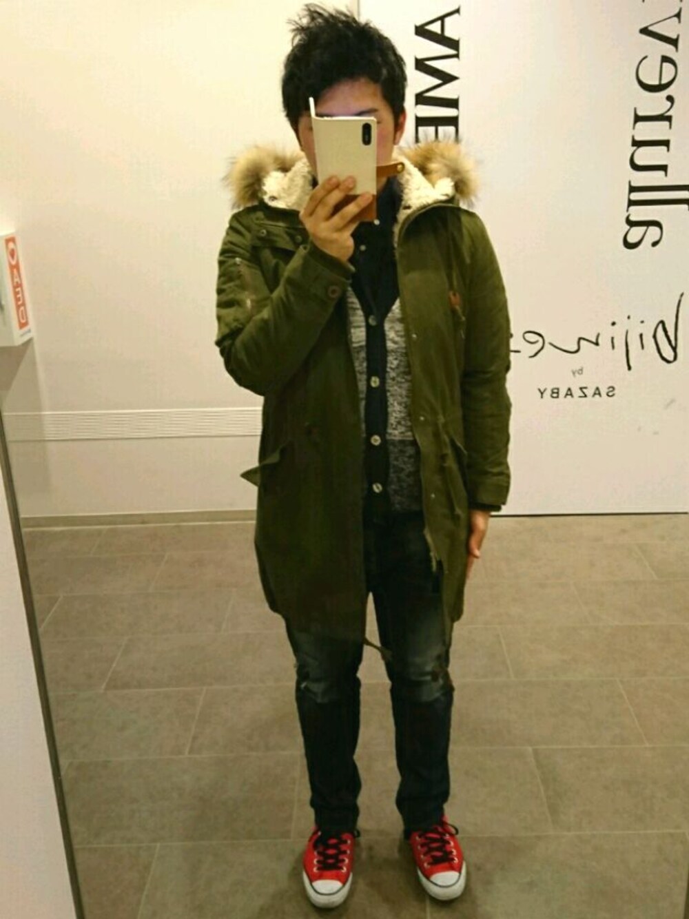 「ミックススタイル、モッズコート、ショールカラー、柄ニット、シャツ、ダメージデニムパンツ、コンバース、携帯ケース、冬コーデ」｜「CONVERSEのアイテム（シューズ、レッド系）」を使った、はらでぃさん（メンズ・172cm）の冬コーディネートの1枚目の写真