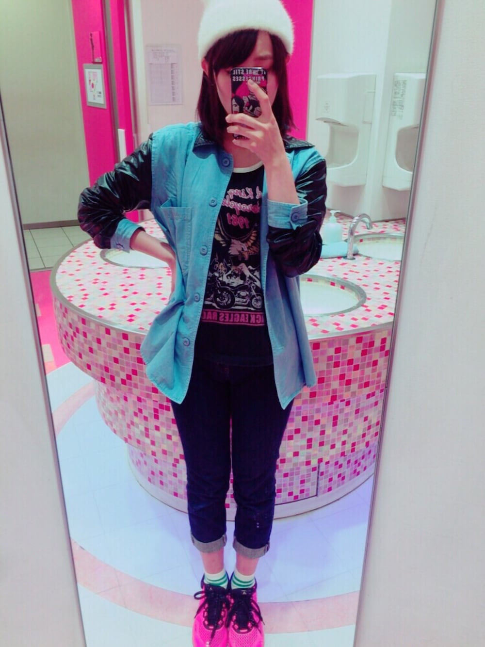 「デニムシャツ、ニット帽、白」｜「WEGOのアイテム（Tシャツ/カットソー、ブラック系）」を使った、中村　もやしさん（レディース・158cm）の秋コーディネートの1枚目の写真