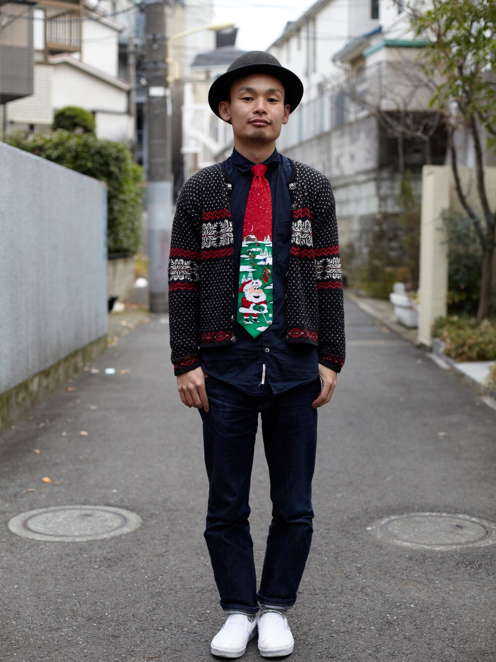 ホワイト系のスニーカーを着用したメンズの冬コーディネートの1枚目の写真