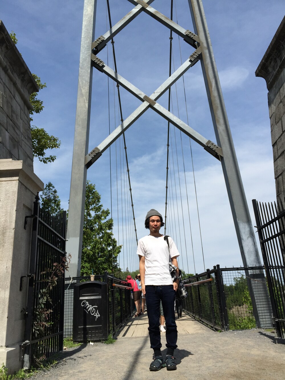 ホワイト系のTシャツ/カットソー、ブルー系のその他パンツ、グレー系のメッセンジャーバッグを着用したメンズの夏コーディネートの1枚目の写真