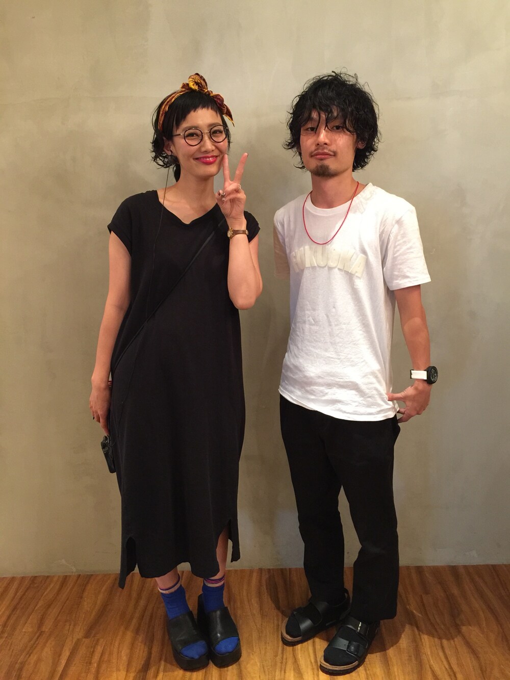 ホワイト系のTシャツ/カットソー、ブラック系のその他パンツ、ブラック系のサンダルを着用したメンズの夏コーディネートの1枚目の写真