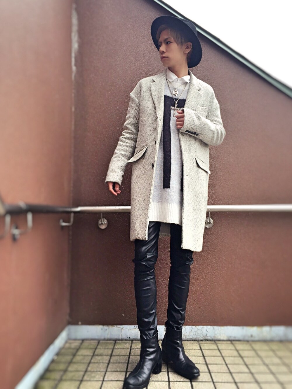 ホワイト系のニット/セーター、ホワイト系のチェスターコート、ブラック系のその他パンツを着用したメンズの冬コーディネートの1枚目の写真