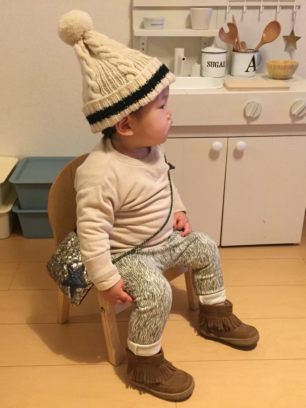 「こどもコーデ、キッズファッション、シンプル、男の子」｜「無印良品のアイテム（Tシャツ/カットソー、ベージュ系）」を使った、ai.tsukanoさん（キッズ・90cm）の冬コーディネートの1枚目の写真