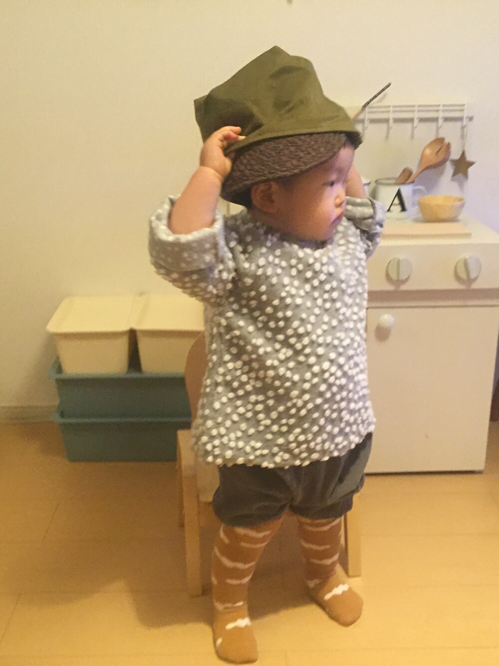 「こどもコーデ、キッズファッション、キッズコーデ、男の子」｜「韓国子供服のアイテム（ニット/セーター、グレー系）」を使った、ai.tsukanoさん（キッズ・90cm）の冬コーディネートの1枚目の写真
