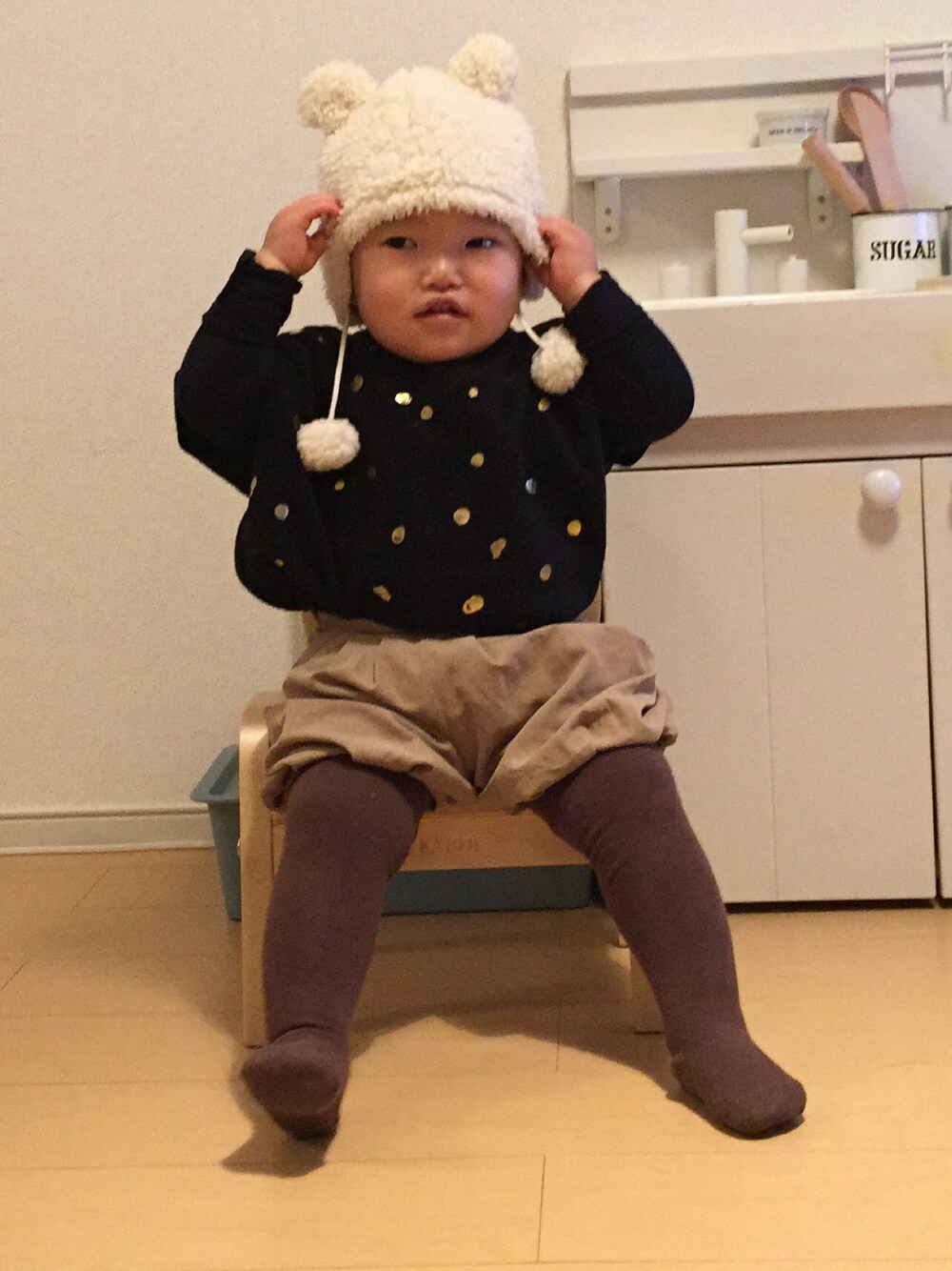 「こどもコーデ、カジュアル、キッズファッション、男の子」｜「韓国子供服のアイテム（Tシャツ/カットソー、ブラック系）」を使った、ai.tsukanoさん（キッズ・90cm）の冬コーディネートの1枚目の写真