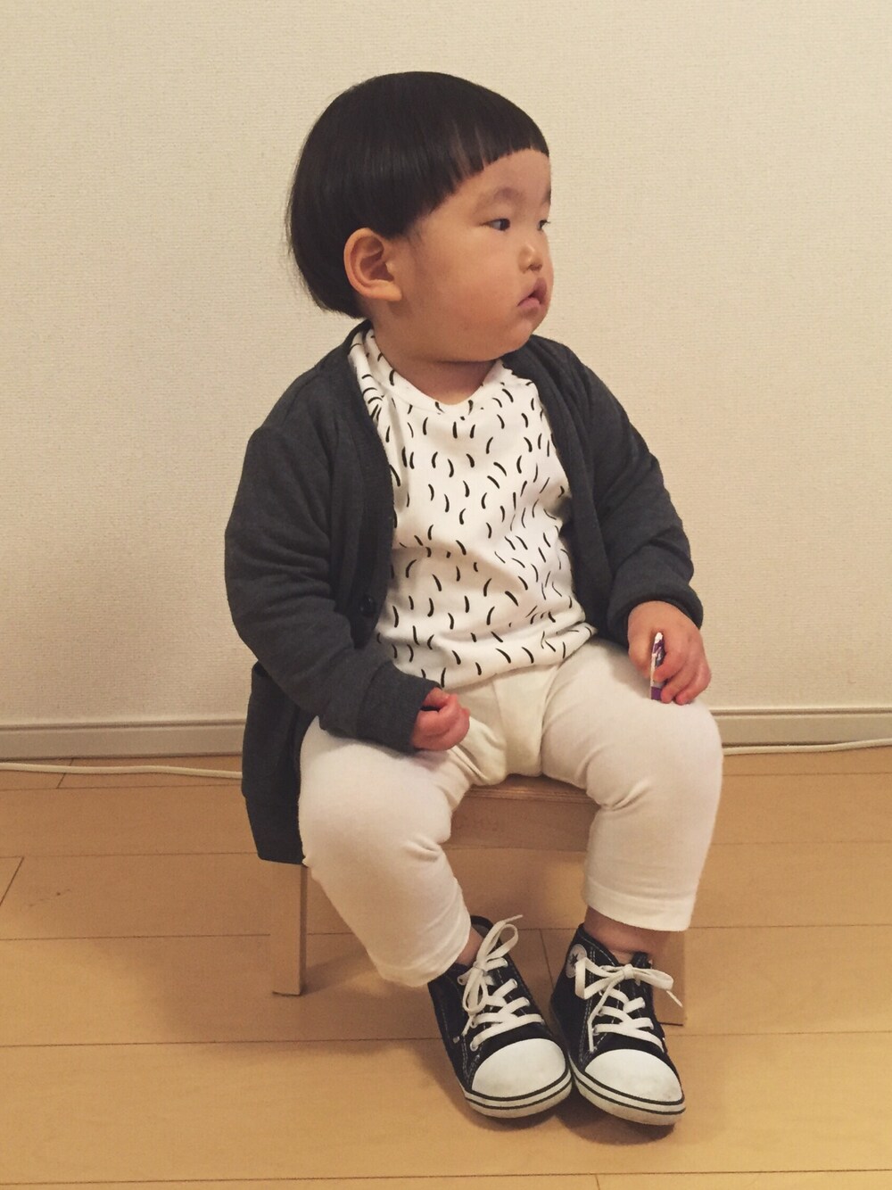 「キッズコーデ、モノトーン、男の子」｜「koreaのアイテム（Tシャツ/カットソー、ホワイト系）」を使った、ai.tsukanoさん（キッズ・90cm）の冬コーディネートの1枚目の写真