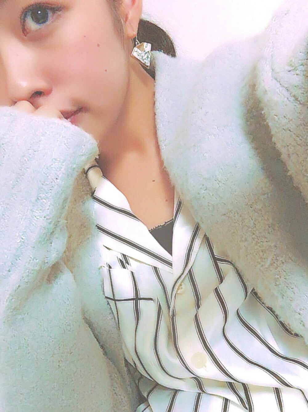 グレー系のその他アウター、ホワイト系のシャツ/ブラウスを着用したレディースの秋コーディネートの1枚目の写真