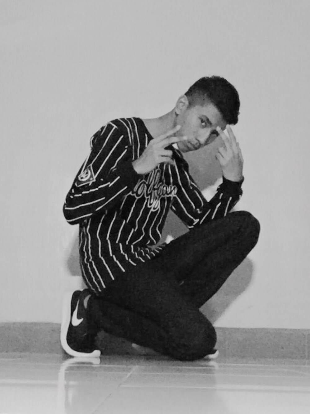 「ootd、swag、sweatshirt、sneakers、ALLBLACK」｜「NIKEのアイテム（スニーカー、ブラック系）」を使った、Huzzaleyさん（メンズ・170cm）の秋コーディネートの1枚目の写真
