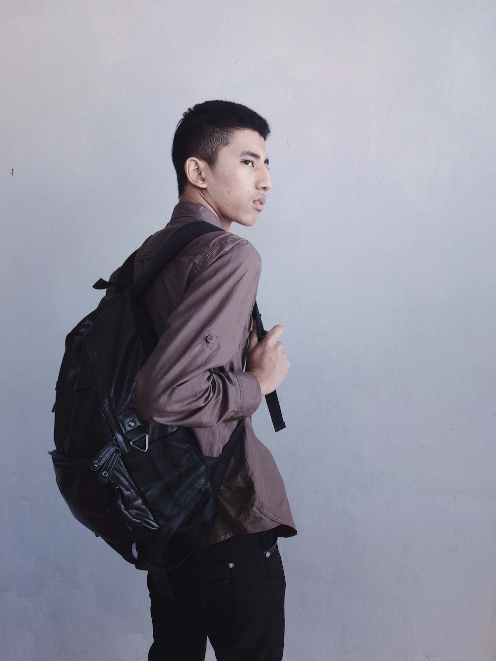 「travel、bagpacks、skinny、skinny jeans、ootd」｜「Kickersのアイテム（ジャケット/アウター、ブラウン系）」を使った、Huzzaleyさん（メンズ・170cm）の秋コーディネートの1枚目の写真