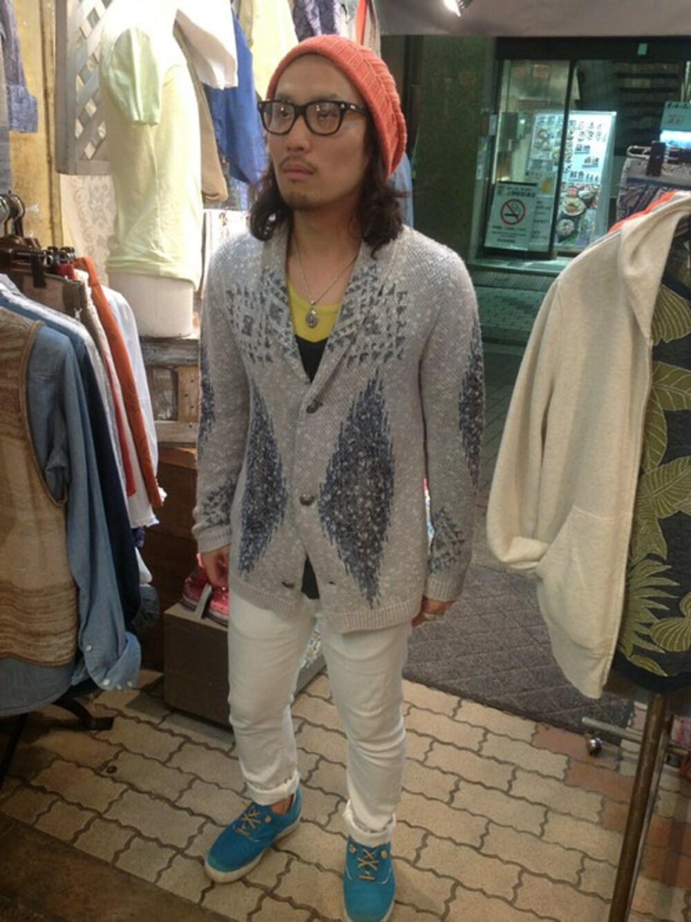 グレー系のカーディガン/ボレロを着用したメンズの春コーディネートの1枚目の写真