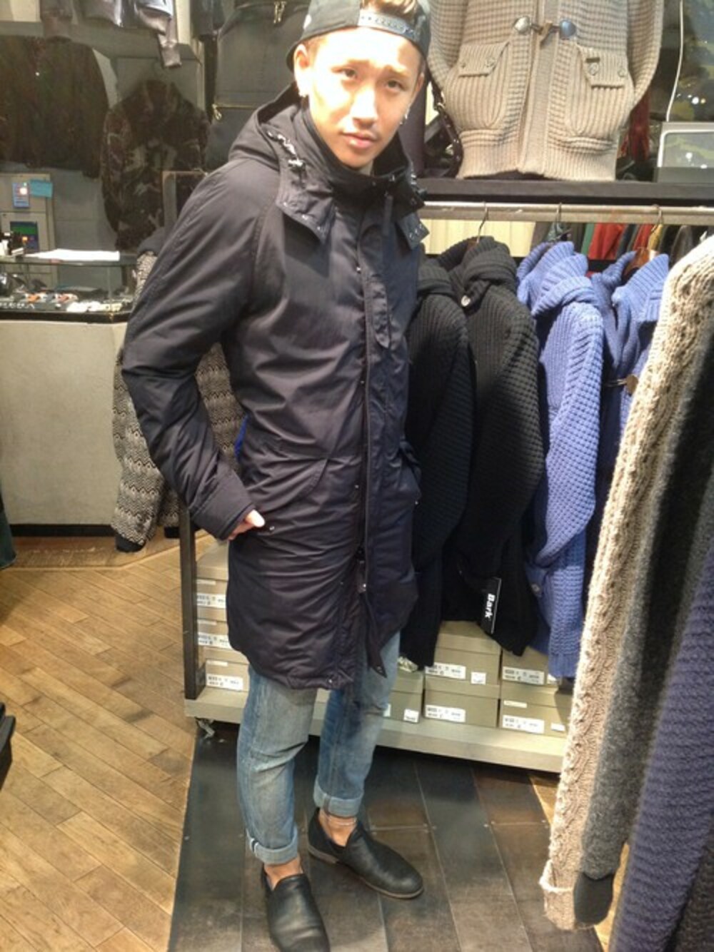 ブラック系のダウンジャケット/コートを着用したメンズの冬コーディネートの1枚目の写真