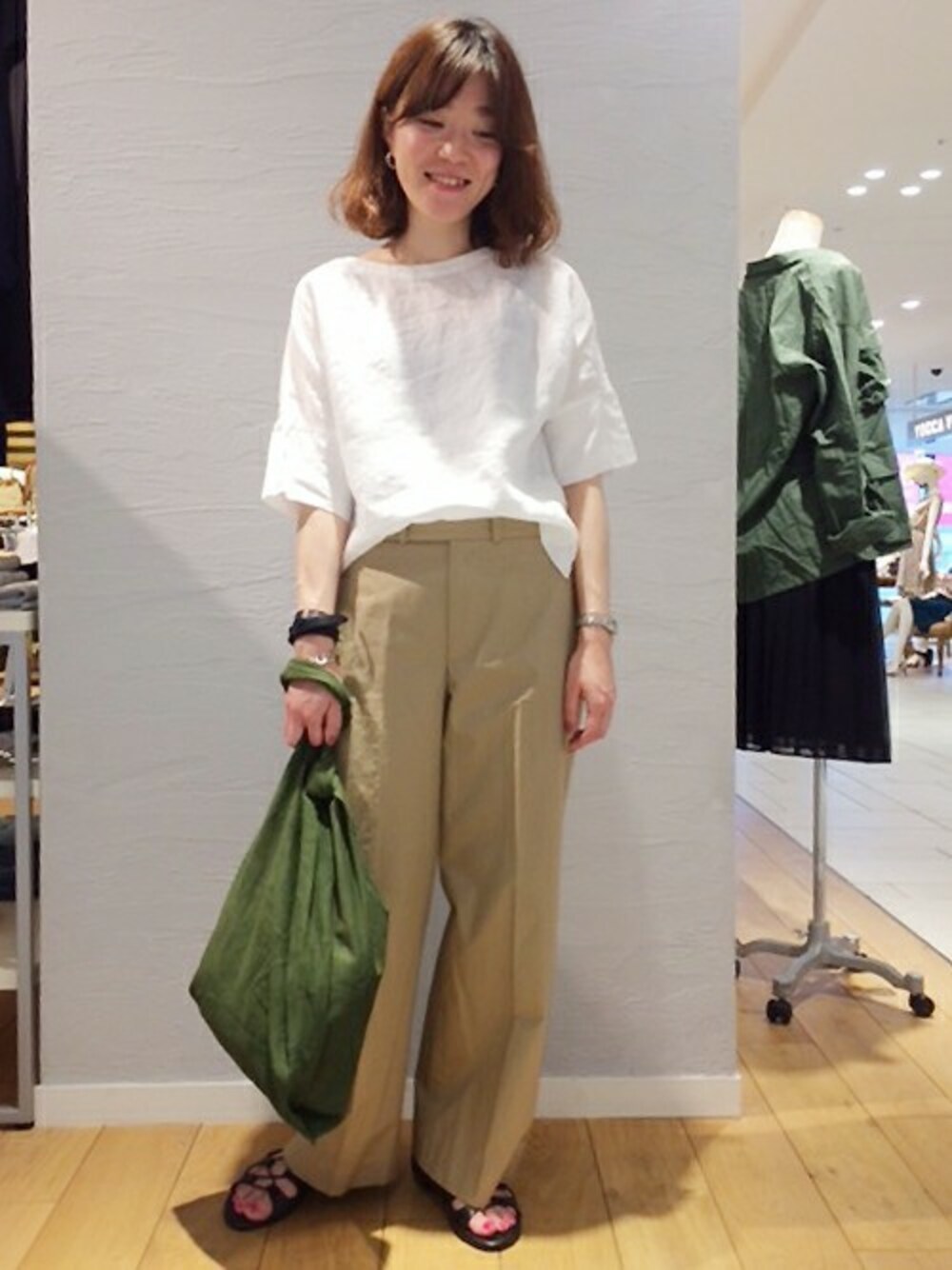 ベージュ系のその他パンツ、ホワイト系のシャツ/ブラウスを着用したレディースの春コーディネートの1枚目の写真