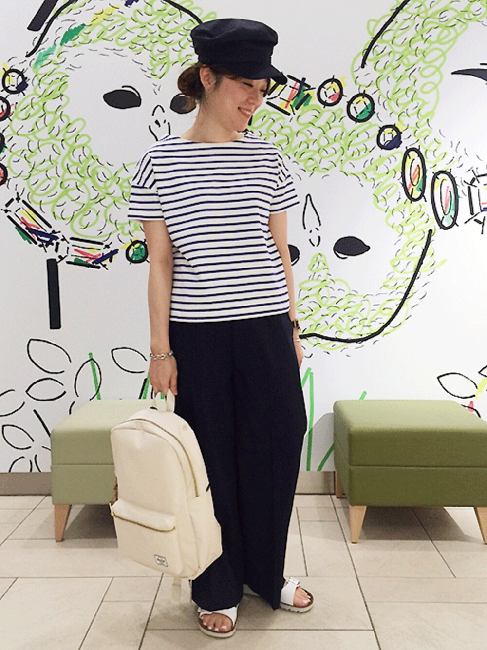 ブルー系のTシャツ/カットソー、ブルー系のその他パンツ、ブルー系のキャスケットを着用したレディースの夏コーディネートの1枚目の写真