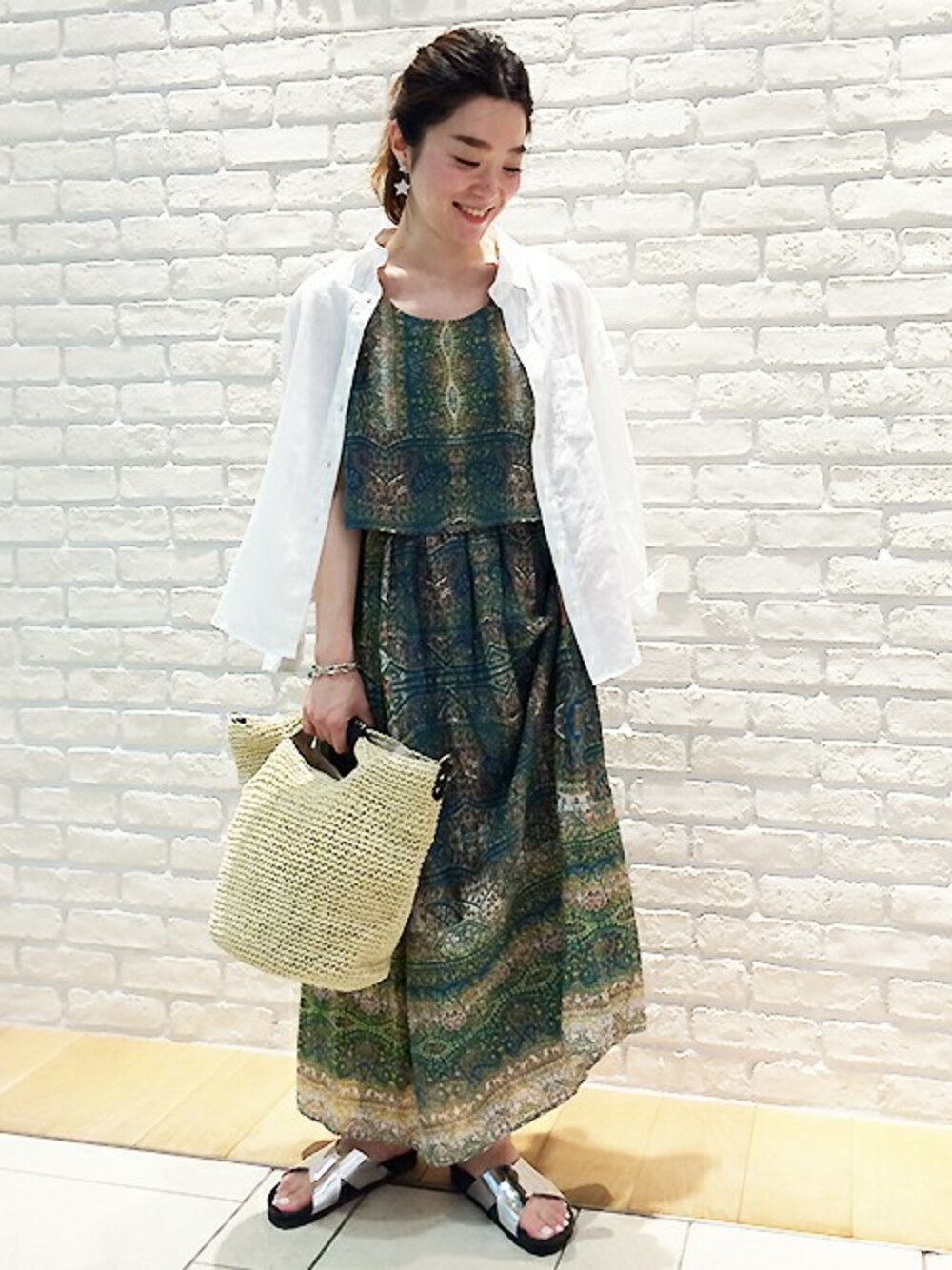 グリーン系のワンピース、ホワイト系のシャツ/ブラウス、ブラック系のショルダーバッグを着用したレディースの夏コーディネートの1枚目の写真