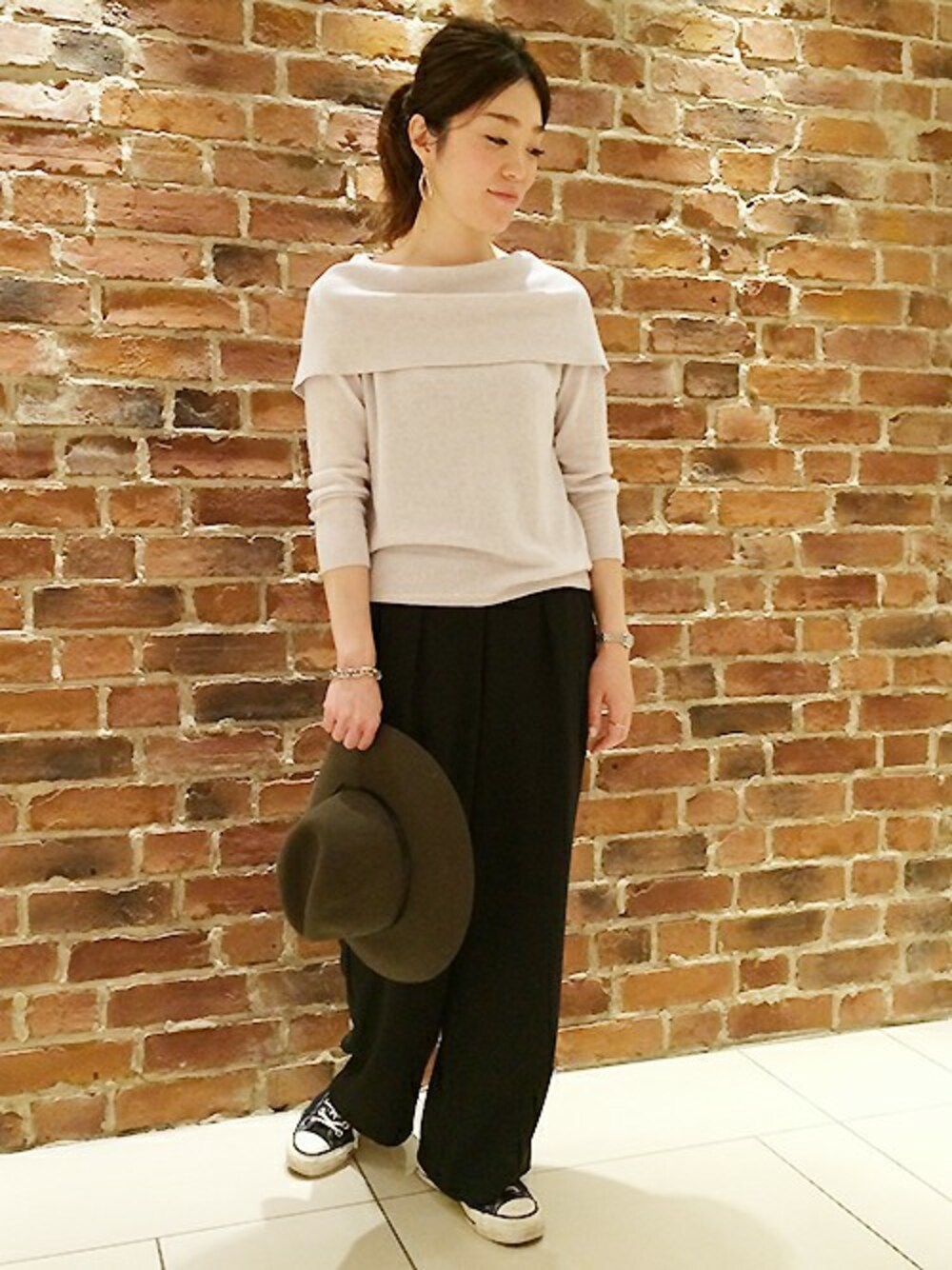 グレー系のニット/セーター、ブラック系のその他パンツを着用したレディースの秋コーディネートの1枚目の写真