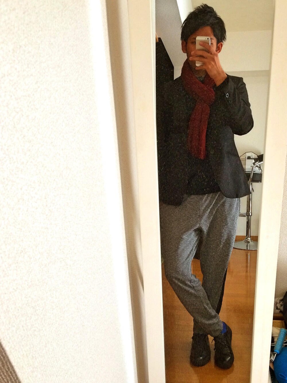 ブラック系のテーラードジャケット、グレー系のその他パンツ、その他のストール/ショールを着用したメンズの冬コーディネートの1枚目の写真