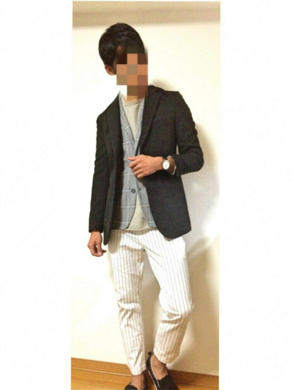 グレー系のテーラードジャケット、ベージュ系のニット/セーター、ホワイト系のその他パンツを着用したメンズの冬コーディネートの1枚目の写真