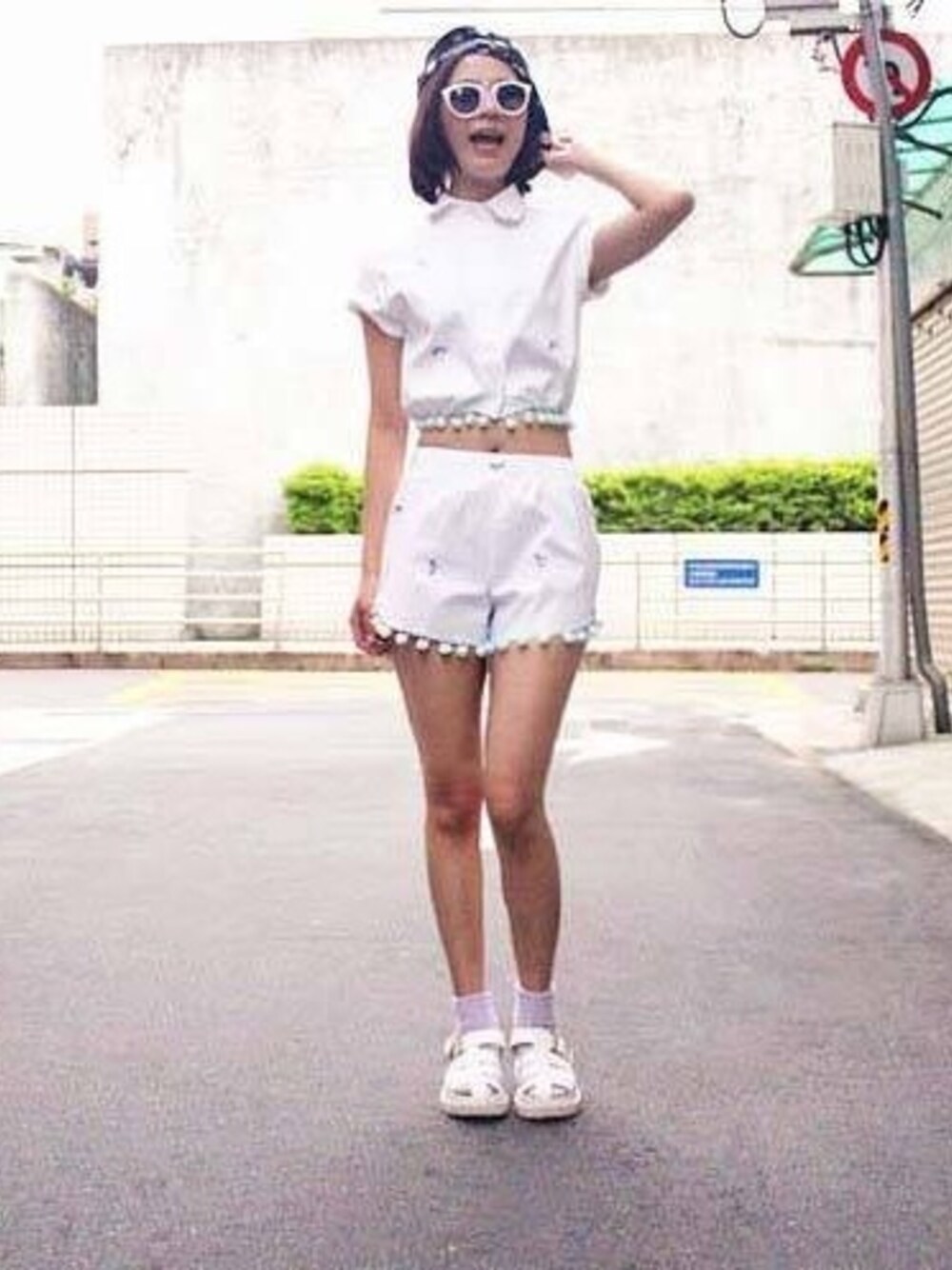 ホワイト系のサンダルを着用したレディースの夏コーディネートの1枚目の写真