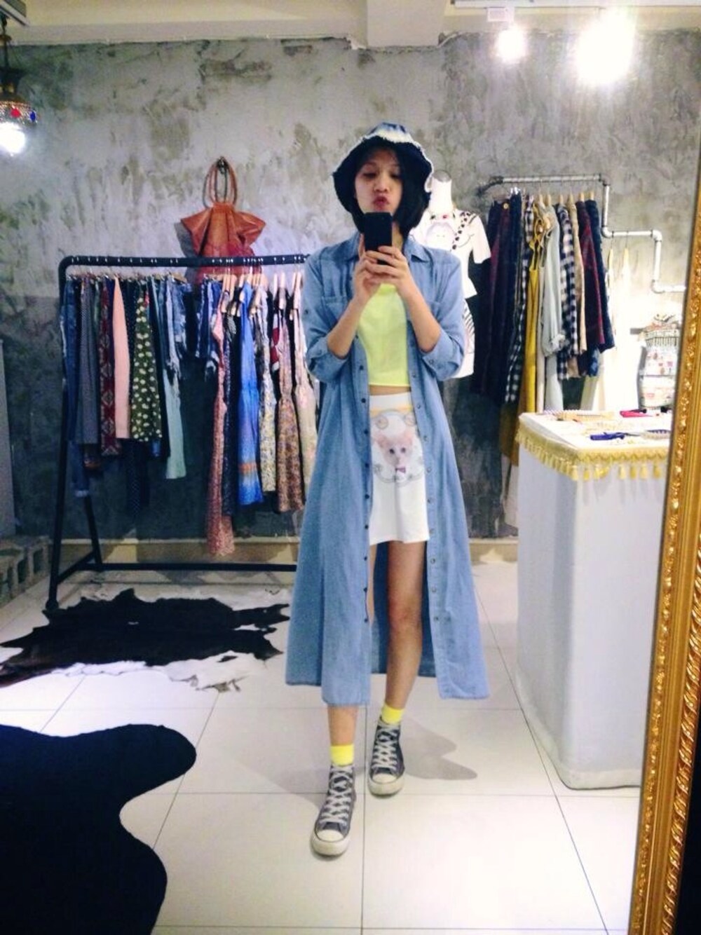 ブルー系のシューズ、イエロー系のTシャツ/カットソー、ブルー系のデニムジャケットを着用したレディースの夏コーディネートの1枚目の写真