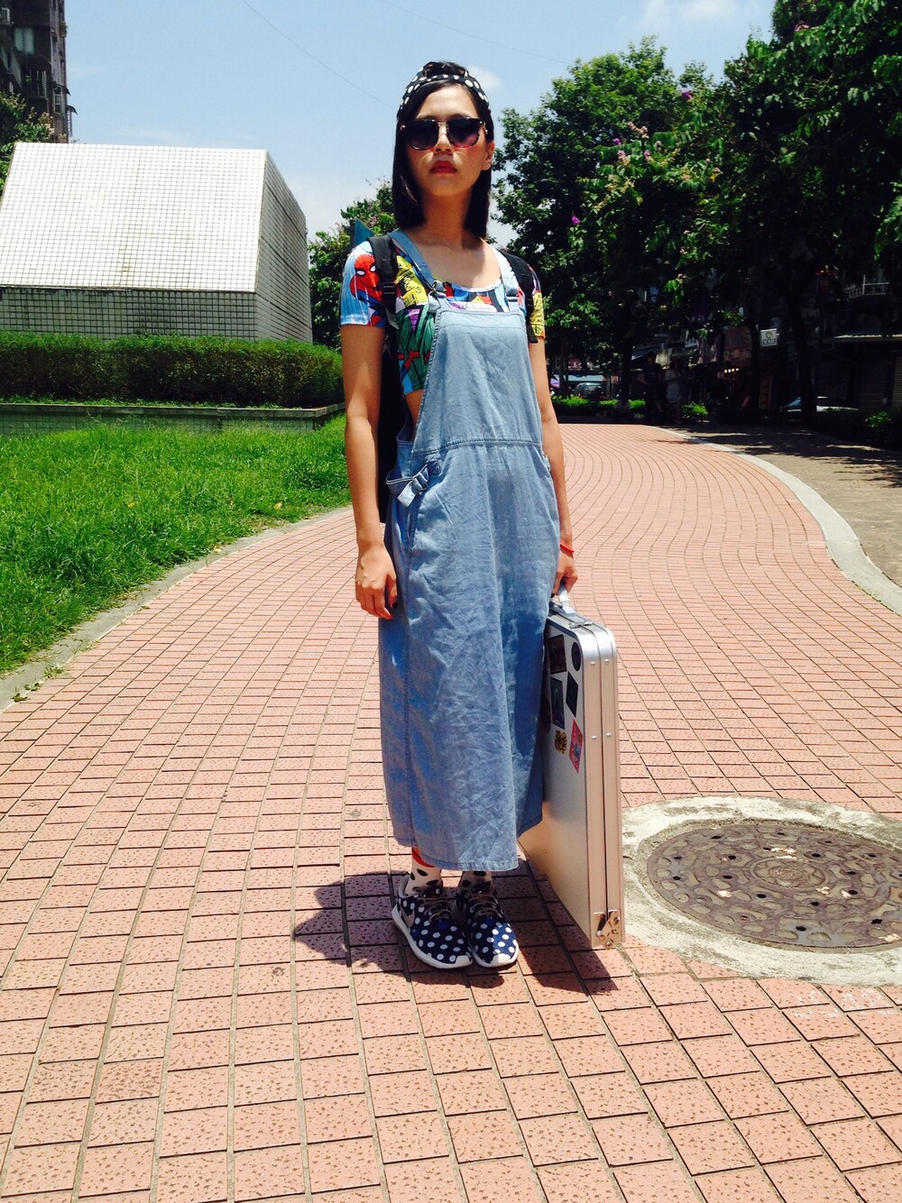 ブルー系のスニーカーを着用したレディースの夏コーディネートの1枚目の写真