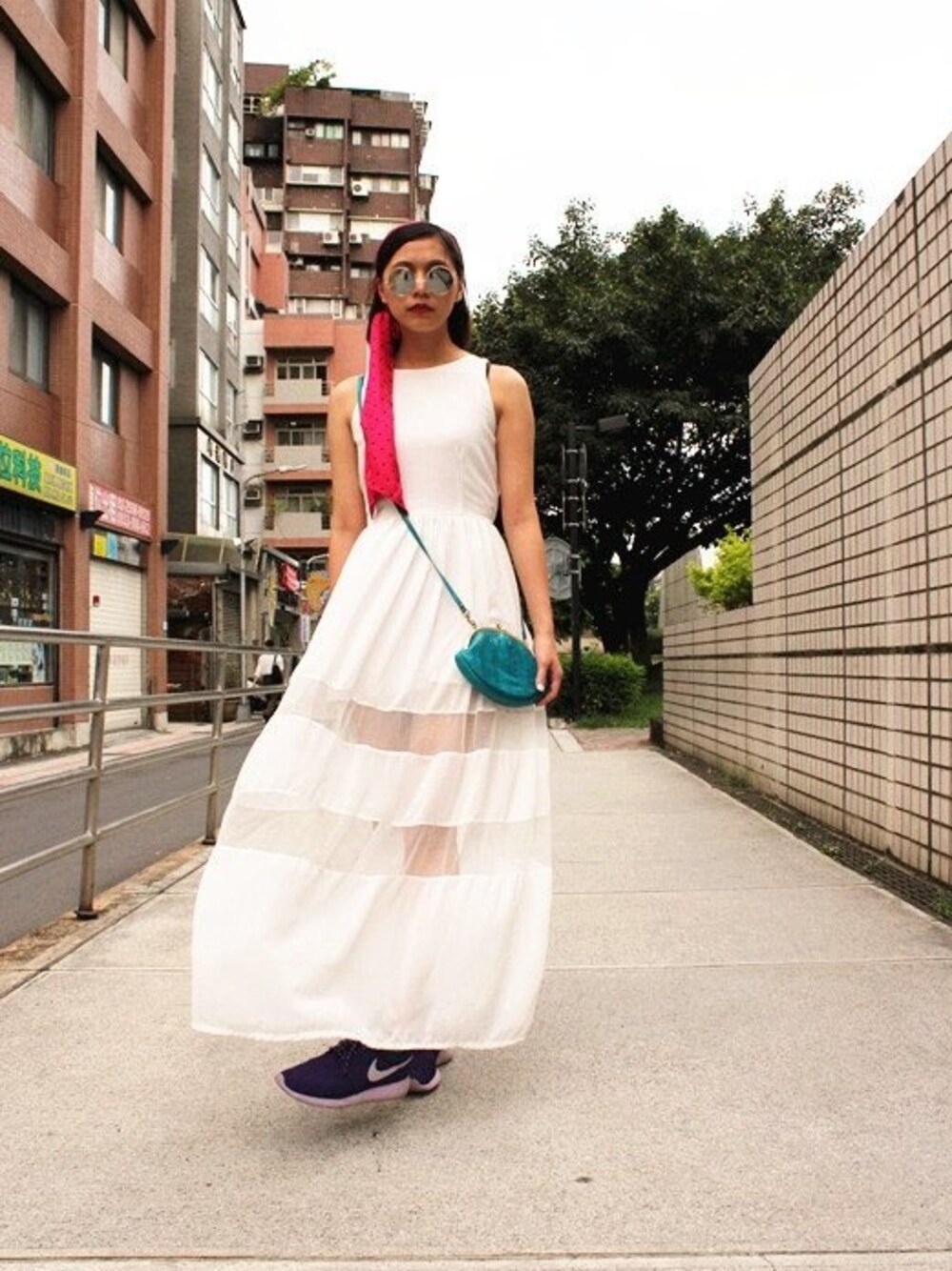 パープル系のスニーカーを着用したレディースの夏コーディネートの1枚目の写真