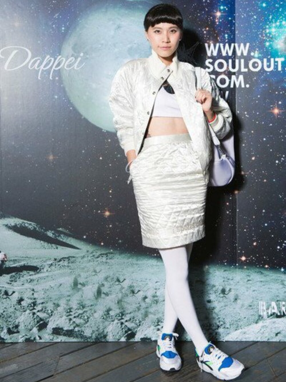 ホワイト系のスニーカーを着用したレディースの冬コーディネートの1枚目の写真