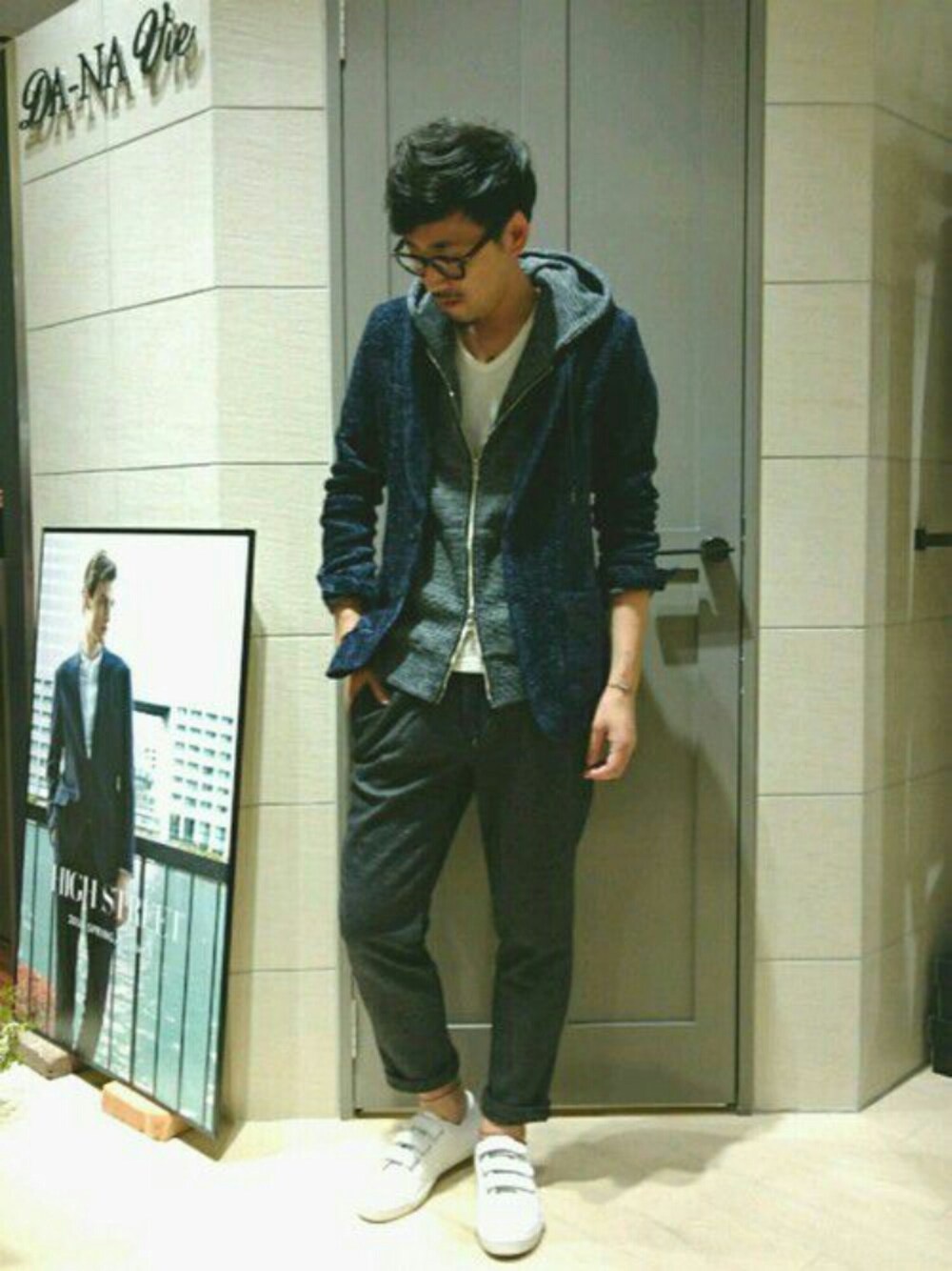 グレー系のパーカー、ブルー系のテーラードジャケット、ホワイト系のTシャツ/カットソーを着用したメンズの秋コーディネートの1枚目の写真