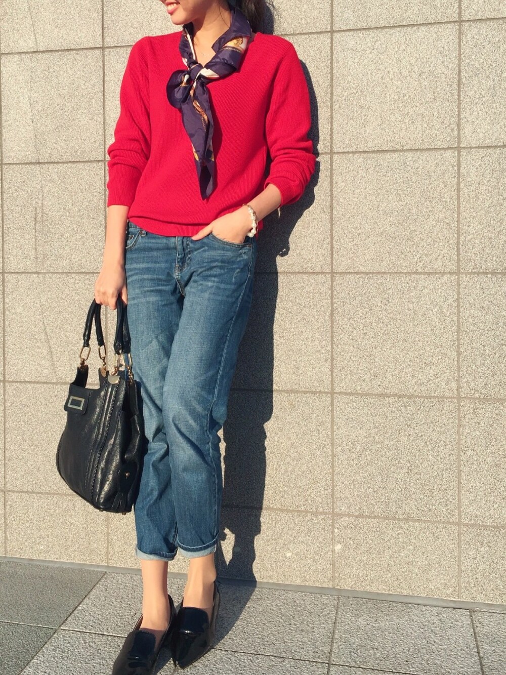 「カジュアル、シンプル、大人カジュアル、デニムパンツ、大人コーデ、UNIQLO、しまむら、スカーフ、赤、春ニット」｜「しまむらのアイテム（ニット/セーター、レッド系）」を使った、うえむら あやのさん（レディース・165cm）の春コーディネートの1枚目の写真