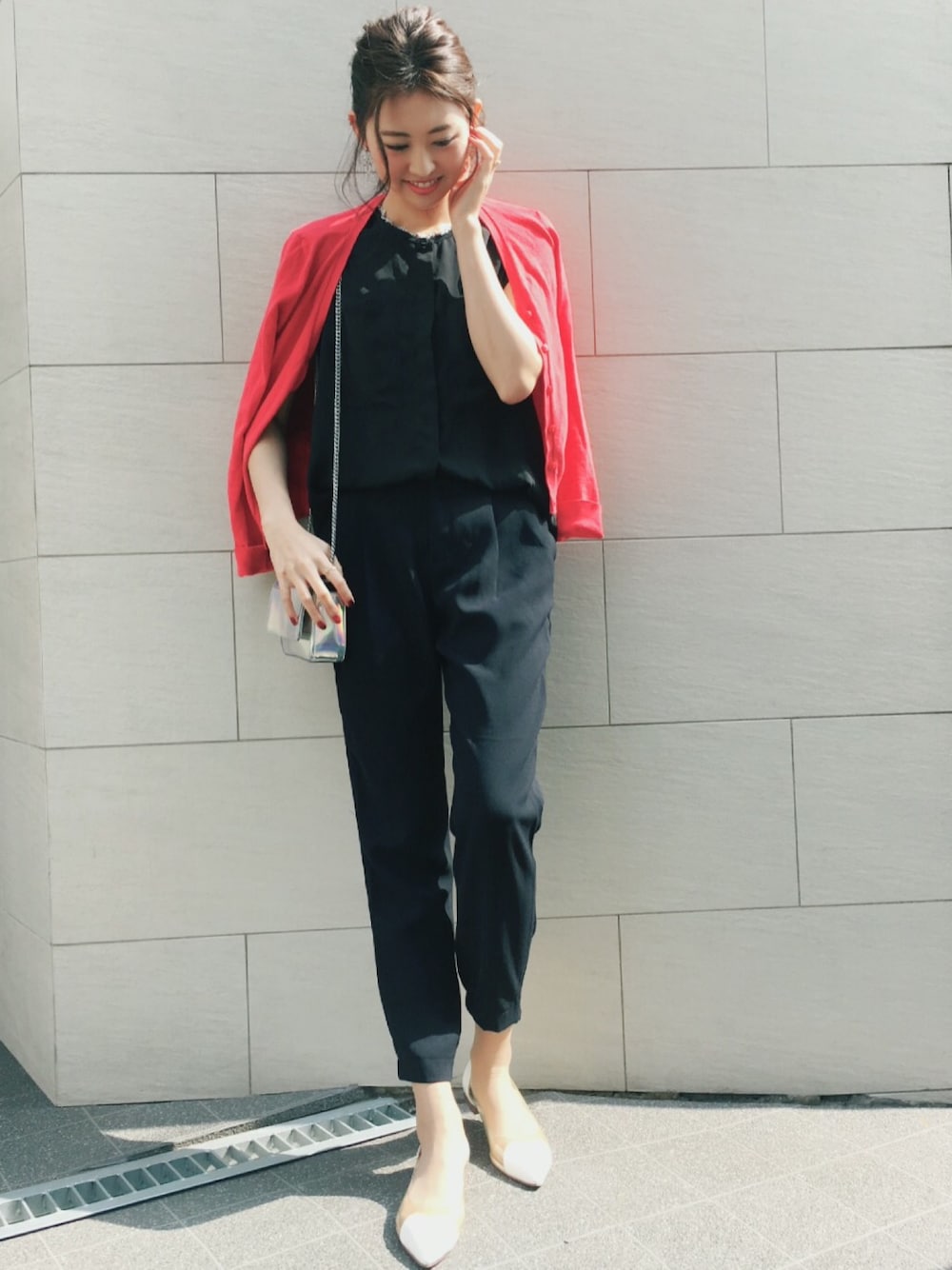 ブラック系のシャツ/ブラウス、ピンク系のカーディガン/ボレロ、ブラック系のその他パンツを着用したレディースの春コーディネートの1枚目の写真