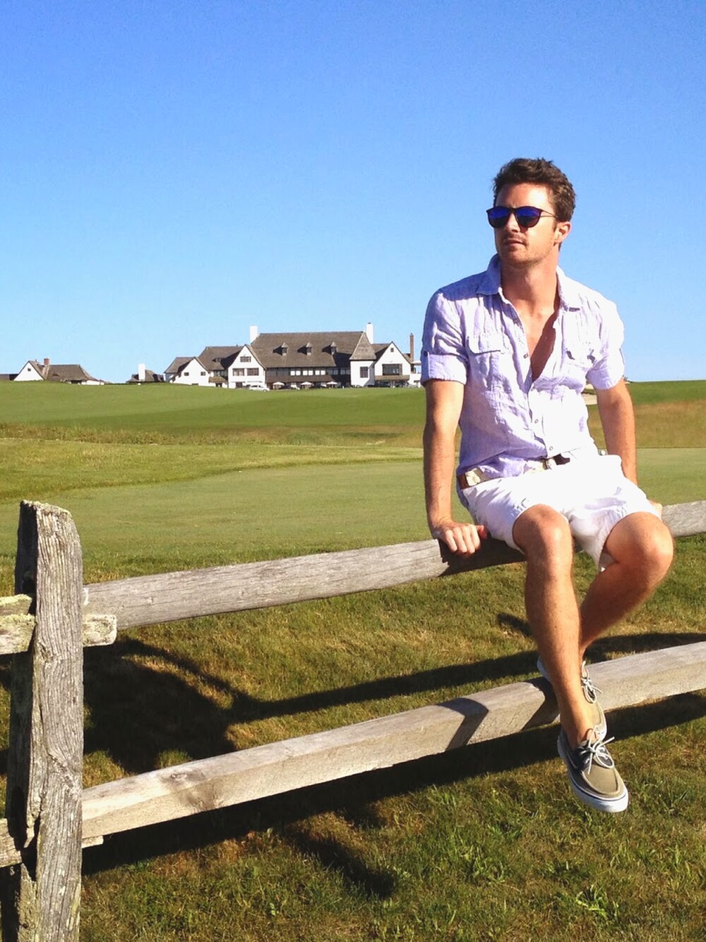 「outfit、ootd、summer、preppy、HAMPTONS、blogger、lifestyle」｜「Sperry Top-Siderのアイテム（モカシン/デッキシューズ、ベージュ系）」を使った、Kyle Langanさん（メンズ・175cm）の夏コーディネートの1枚目の写真