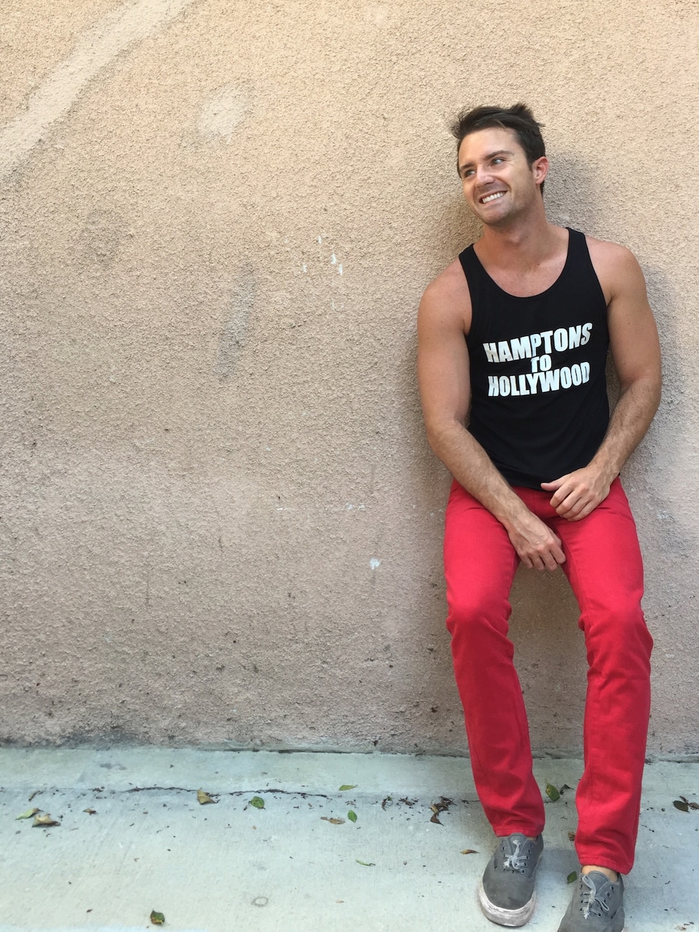 「ootd、HAMPTONS、hollywood、lifestyle、blogger、denim、summer、streetstyle」｜「Abercrombie&Fitchのアイテム（デニムパンツ、レッド系）」を使った、Kyle Langanさん（メンズ・175cm）の秋コーディネートの1枚目の写真