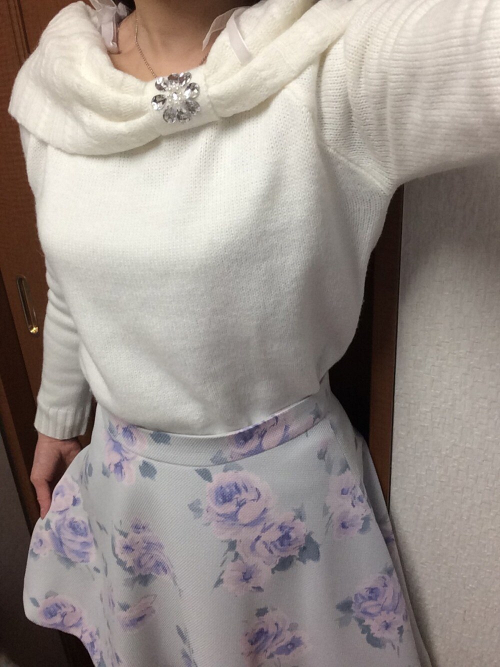 ホワイト系のニット/セーター、ブルー系のスカート、パープル系のTシャツ/カットソーを着用したレディースの春コーディネートの1枚目の写真