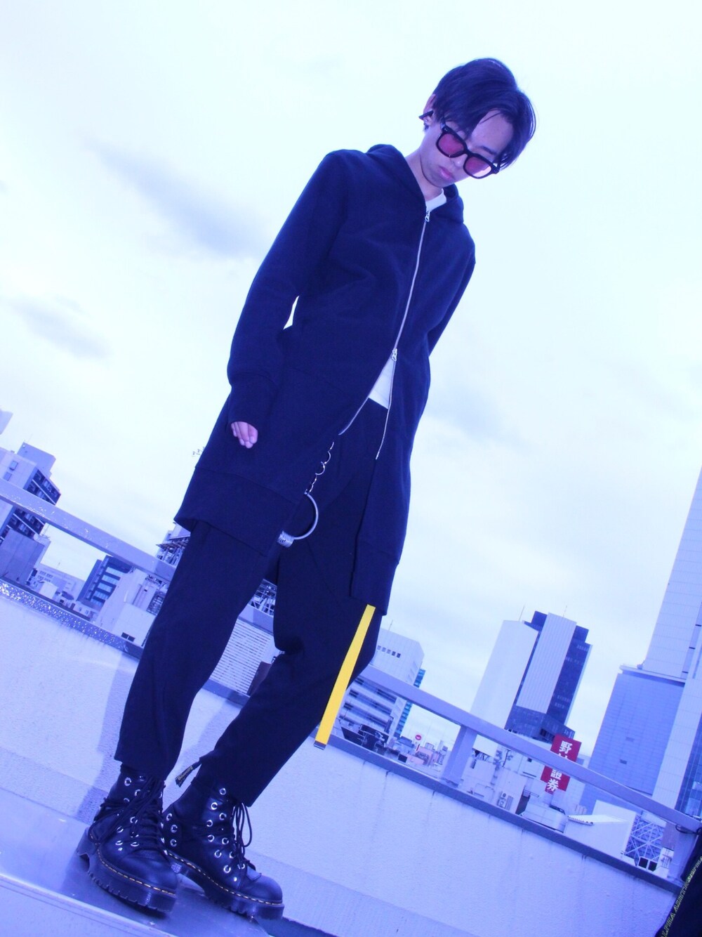 ブラック系のブーツ、ブラック系のその他パンツ、イエロー系のベルトを着用したメンズの秋コーディネートの1枚目の写真