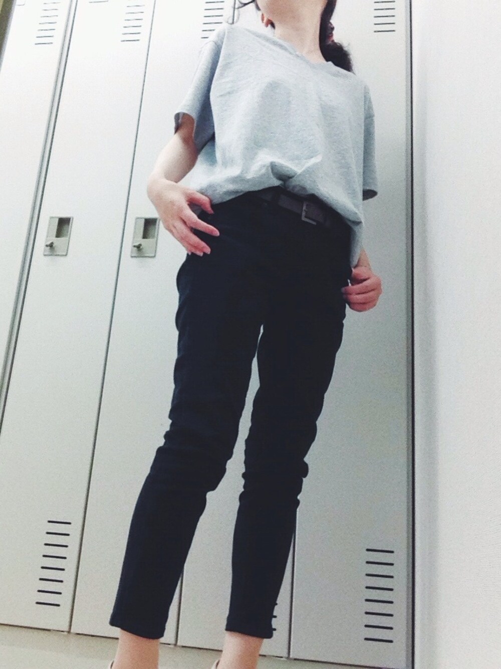 「パックTシャツ、ウエストイン、仕事着」｜「UNIQLOのMEN ドライカラーVネックT（半袖）A（Tシャツ/カットソー、グレー系）」を使った、Ramさん（レディース・153cm）の夏コーディネートの1枚目の写真