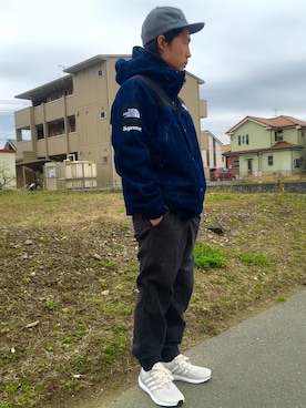 「アイテム（マウンテンパーカー、ブルー系）」を使った、平太郎さん（メンズ・168cm）の春コーディネート