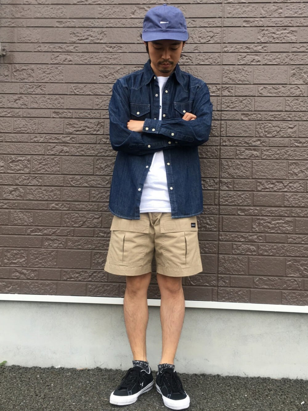 ブルー系のシャツ/ブラウス、ベージュ系のその他パンツ、ブラック系のスニーカーを着用したメンズの夏コーディネートの1枚目の写真