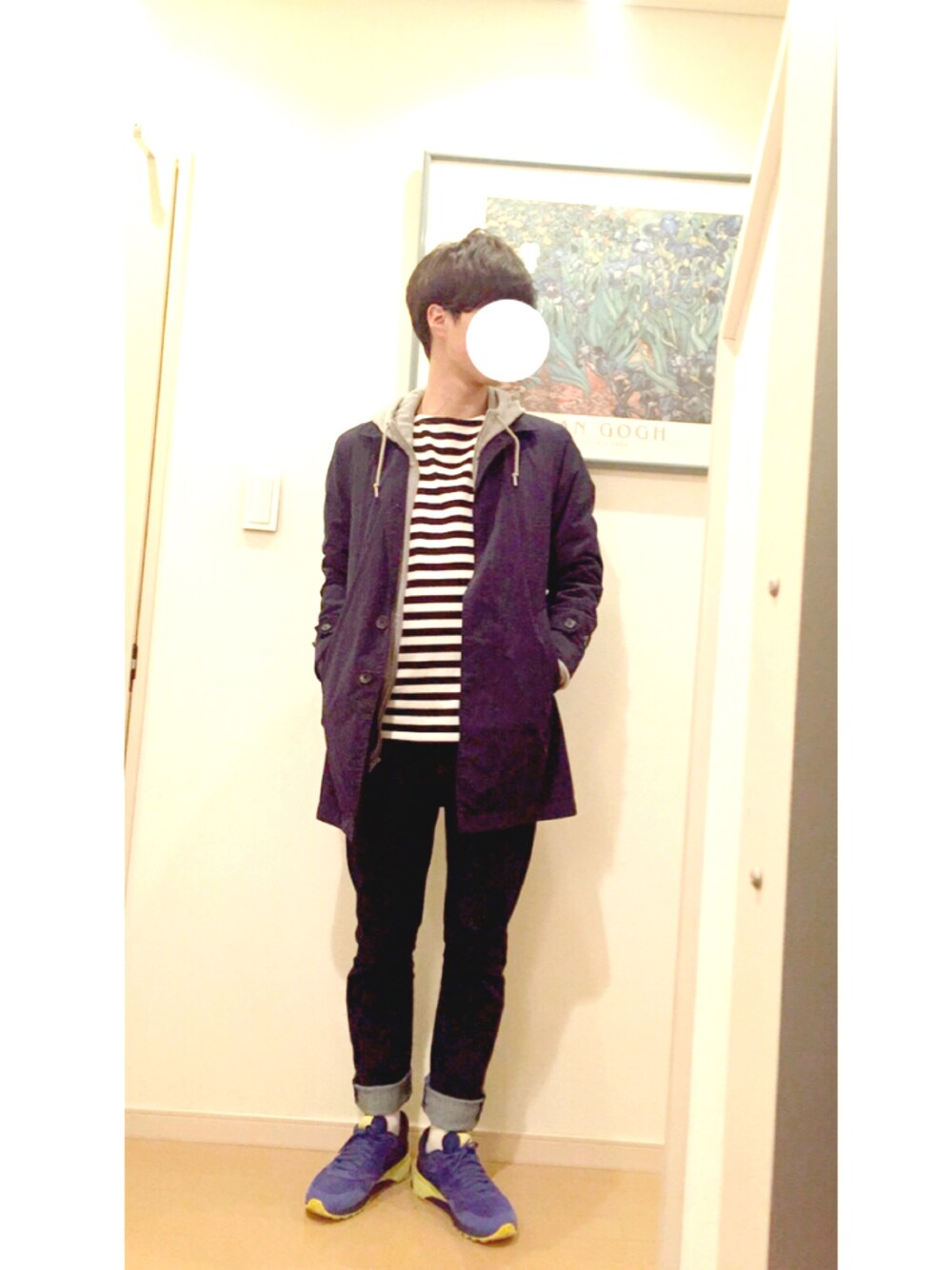 「カジュアル、シンプル、ステンカラーコート、UNIQLO、ボーダートップス、ナイキスニーカー、スニーカーコーデ」｜「UNIQLOのアイテム（ステンカラーコート、ブルー系）」を使った、TUKAさん（メンズ・175cm）の春コーディネートの1枚目の写真