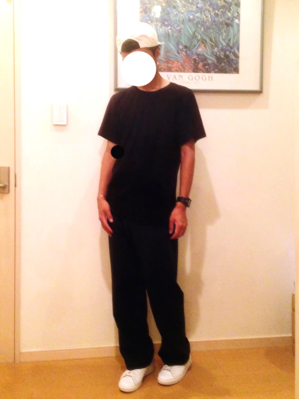 「ラフ、キャップ、スラックス」｜「Maison Kitsuneのアイテム（キャップ、ホワイト系）」を使った、TUKAさん（メンズ・175cm）の秋コーディネートの1枚目の写真