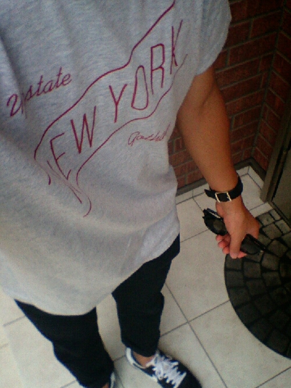 「モノトーン、スニーカー、NY Tシャツ、Calvin Klein、TAKA」｜「tk.TAKEO KIKUCHIのアイテム（トップス、グレー系）」を使った、拓海さん（メンズ・170cm）の夏コーディネートの1枚目の写真