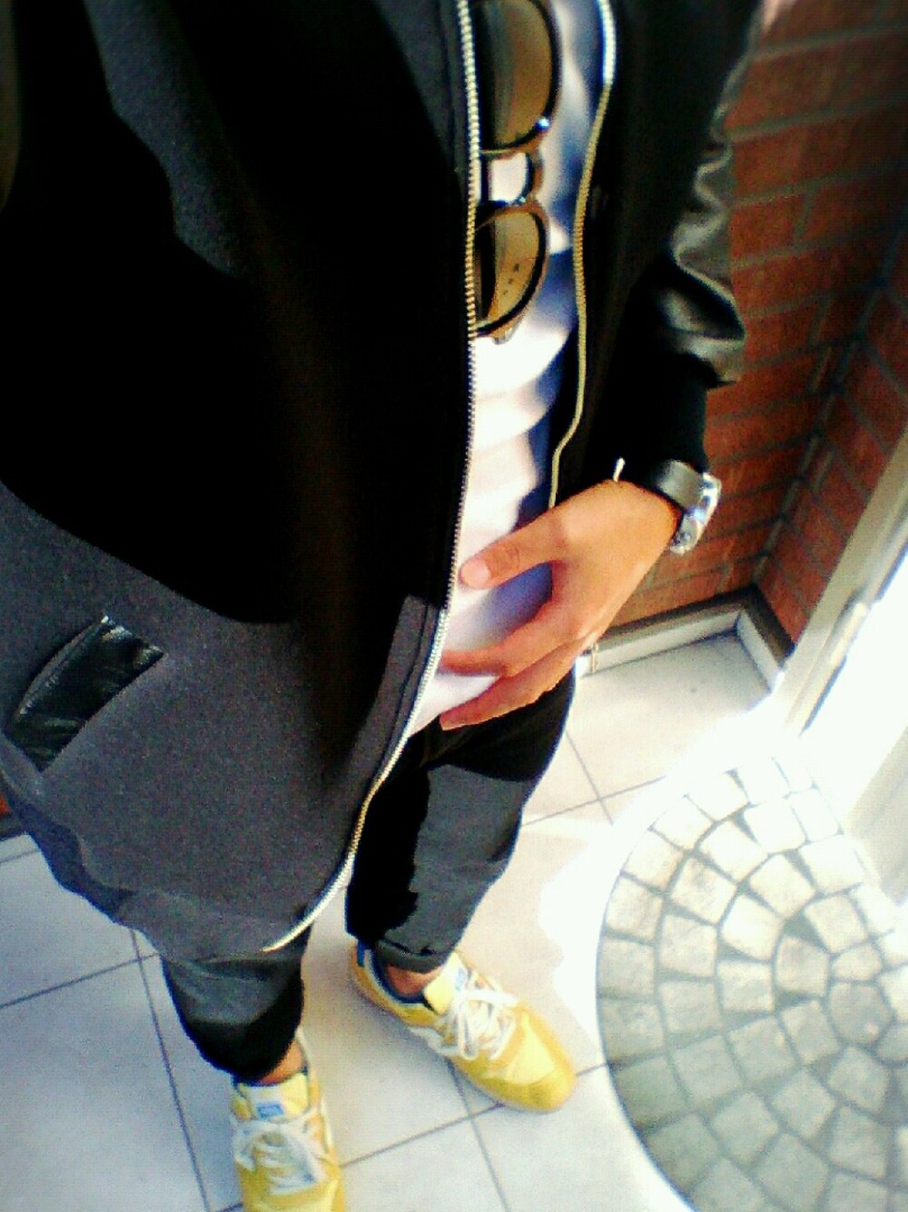 「ブルゾン、Calvin Klein、New Balance、家族、お出掛け、宮島」｜「NEW BALANCEのNEW BALANCE 996（シューズ、イエロー系）」を使った、拓海さん（メンズ・170cm）の秋コーディネートの1枚目の写真