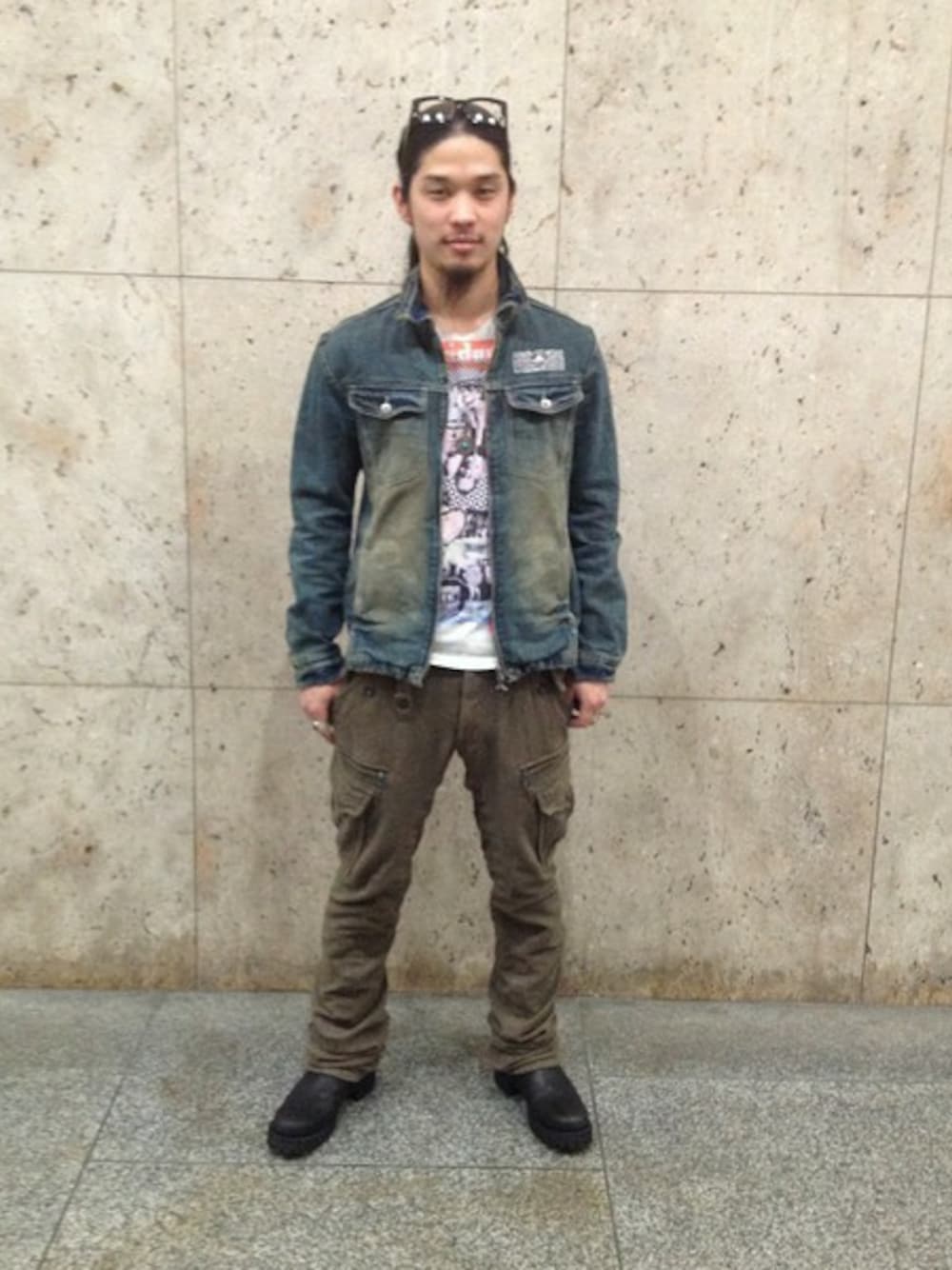 「B'2ndのkyoji maruyama（キョウジマルヤマ） B'2nd別注カモフラGジャン (059） （デニムジャケット、ブルー系）」を使った、B'2ndSHINJUKUさん（メンズ・176cm）の春コーディネートの1枚目の写真