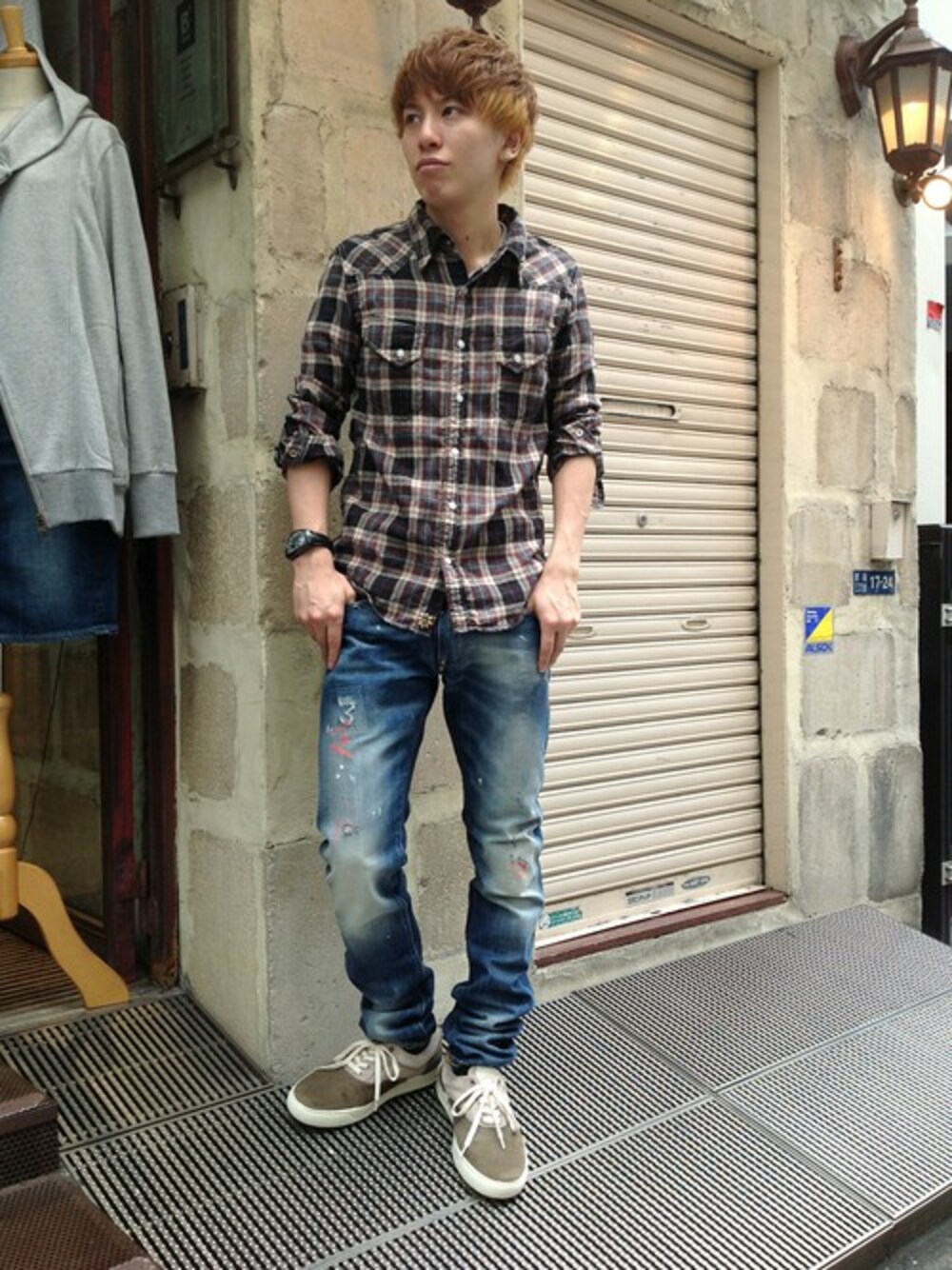 グレー系のスニーカー、ブラック系のシャツ/ブラウス、ブルー系のデニムパンツを着用したメンズの秋コーディネートの1枚目の写真