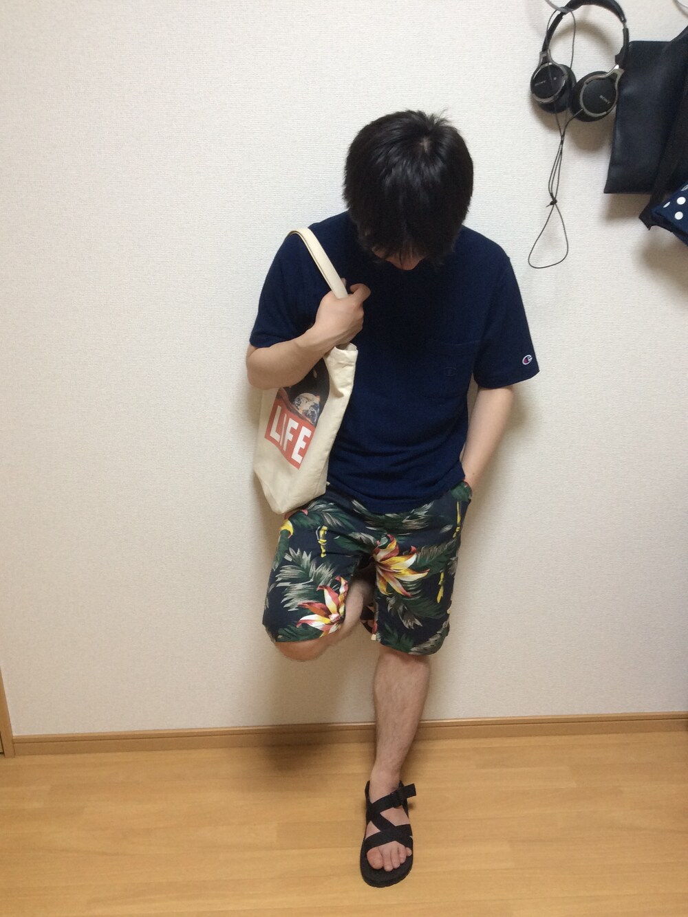 ブルー系のその他パンツ、ブルー系のTシャツ/カットソー、ブラック系のサンダルを着用したメンズの春コーディネートの1枚目の写真